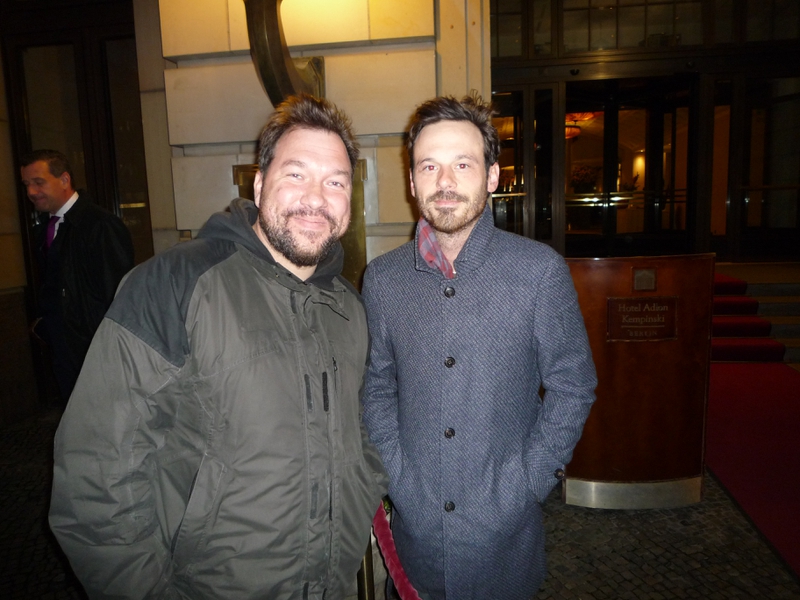 Scoot McNairy Photo with RACC Autograph Collector RB-Autogramme Berlin