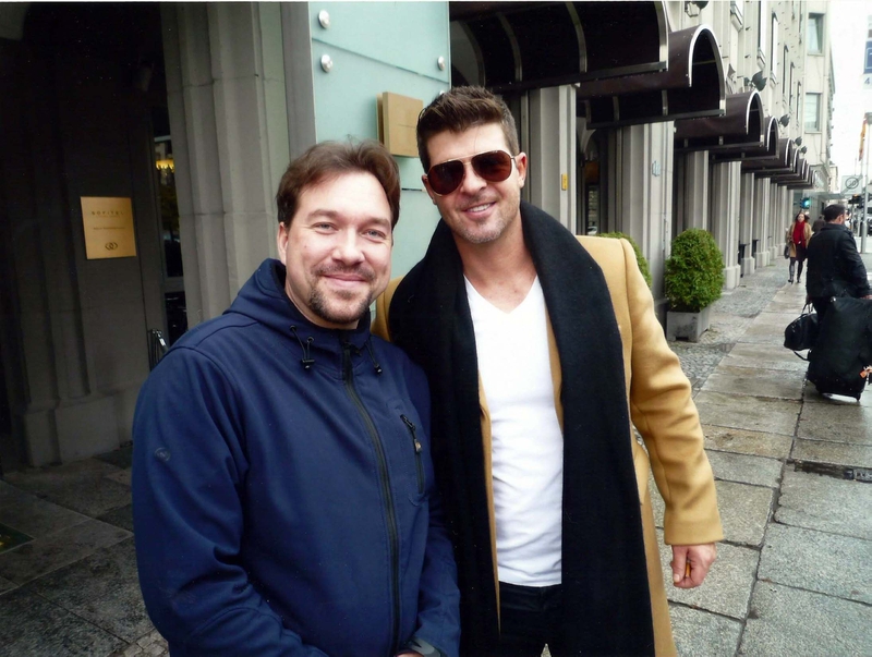 Robin Thicke Photo with RACC Autograph Collector RB-Autogramme Berlin