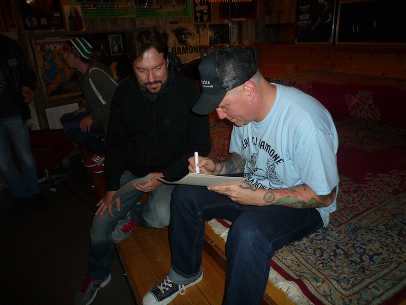 C.J. Ramone Photo with RACC Autograph Collector RB-Autogramme Berlin