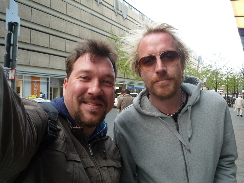 Rhys Ifans Photo with RACC Autograph Collector RB-Autogramme Berlin