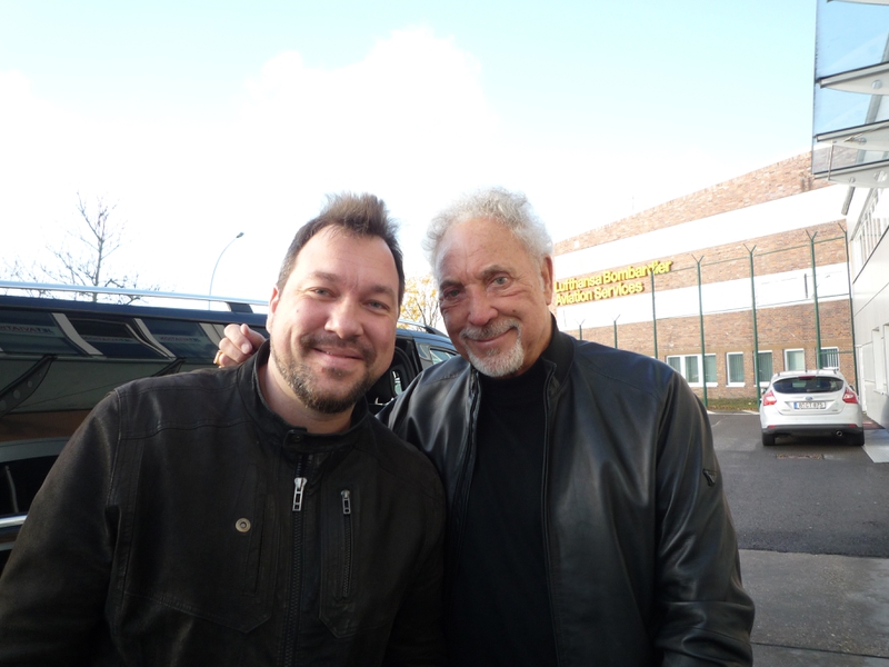 Tom Jones Photo with RACC Autograph Collector RB-Autogramme Berlin