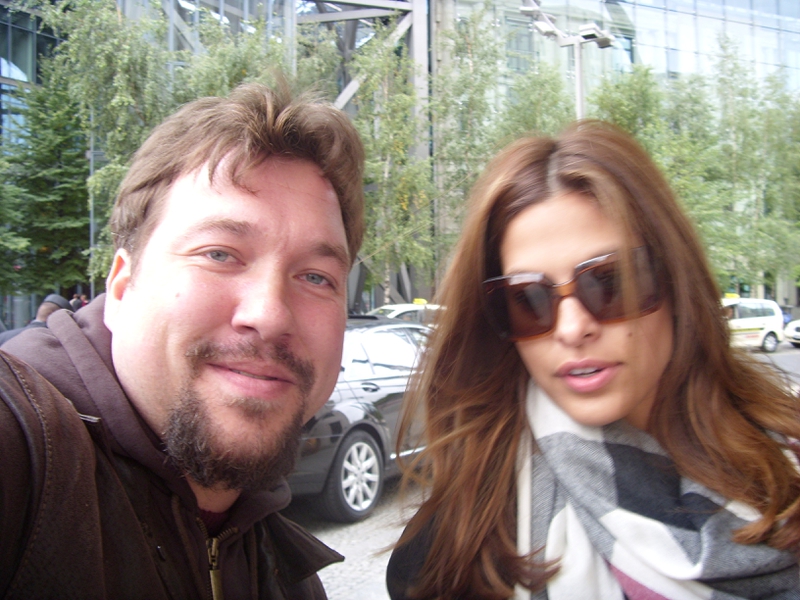 Eva Mendes Photo with RACC Autograph Collector RB-Autogramme Berlin