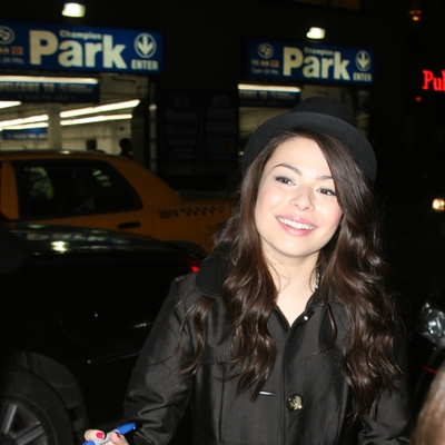 Miranda Cosgrove Autograph Profile