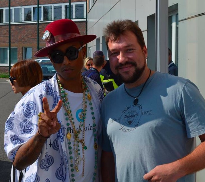 Pharrell Williams Photo with RACC Autograph Collector RB-Autogramme Berlin