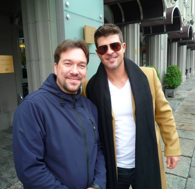 Robin Thicke Photo with RACC Autograph Collector RB-Autogramme Berlin