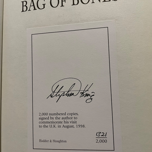 Stephen King - Bag of Bones Hardback book. Signed by Stephen King