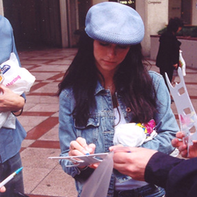 Jennifer Love Hewitt Autograph Profile